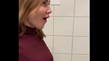 Sono andato nel bagno dell'aeroporto con una sconosciuta, l'ho spogliata e l'ho scopata duramente