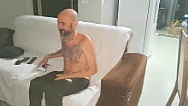 Condividendo il bagno con la mia figliastra, l'ho scopata così forte che si è fatta la pipì addosso!