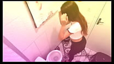 Ragazza scopata da uno sconosciuto nel bagno di un bar!