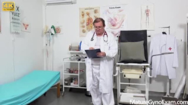 Una donna matura si fa esaminare il grosso clitoride e la figa e la fa sborrare
