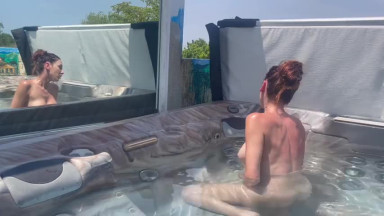 Sexy MILF italiana Artemisia Love: bollente, nuda e da sola all'aperto nella vasca idromassaggio