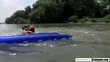 Nonna si fa salvare da un pervertito al lago questa estate